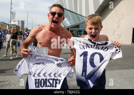 Londres, Royaume-Uni. 01 Juin, 2019. Tottenham Hotspur fans arrivent au club's Whitehart Lane stadium dans le nord de Londres pour voir en direct la projection de la finale de la Ligue des Champions entre Tottenham et Liverpool ce soir. Madrid accueillera la finale de la Ligue des Champions entre Liverpool et Tottenham Hotspur à l'Wanda Metropolitano Stadium. Credit : SOPA/Alamy Images Limited Live News Banque D'Images