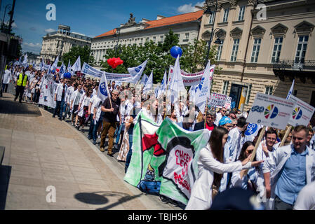 Varsovie, Pologne. 01 Juin, 2019. Les médecins et les infirmiers sont vu marcher dans la rue pendant la manifestation. Des milliers de médecins et d'infirmiers ont pris part à une manifestation à Varsovie qui a été organisée par la profession médicale à l'échelle nationale, l'Union qui ont protesté contre le sous-financement des soins de santé publics. Des manifestants exigent la médical équivalent de 6,8 pour cent du PIB pour la protection de la santé. Credit : SOPA/Alamy Images Limited Live News Banque D'Images