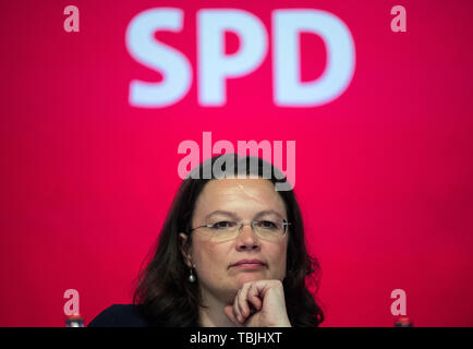 3608, l'Allemagne. Apr 29, 2017. Le ministre fédéral du Travail, puis Andrea Nahles (SPD) se trouve sur scène à la réunion des représentants de l'État en vertu de la SPD logo. Parti SPD et chef de faction Nahles démissionne. Crédit : Andreas Arnold/dpa/Alamy Live News Banque D'Images