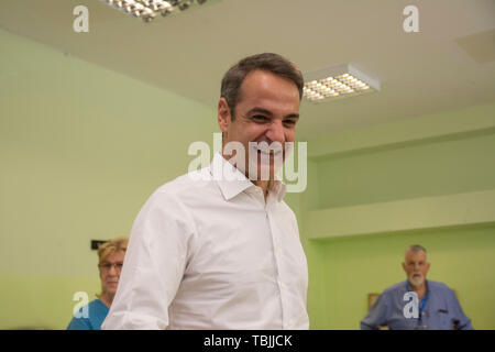 Athènes, Grèce. 2 juin 2019. KYRIAKOS MITSOTAKIS, leader du parti conservateur Nouvelle démocratie jette son vote sur le deuxième tour des élections municipales. Les grecs ont voté pour les maires et gouverneurs régionaux tandis que les élections parlementaires, le parti au pouvoir après la défaite de SYRIZA dans les récentes élections parlementaires européennes, sont prévues le 7 juillet 2019.© Nikolas Georgiou / Alamy Live News Banque D'Images