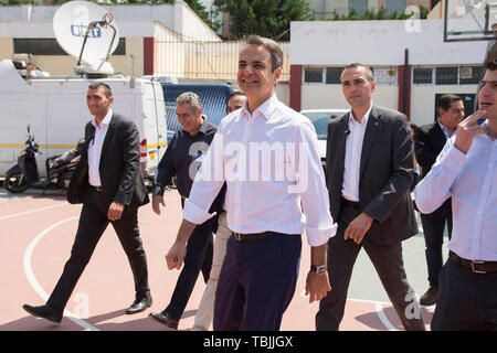 Athènes, Grèce. 2 juin 2019. KYRIAKOS MITSOTAKIS, leader du parti conservateur Nouvelle démocratie jette son vote sur le deuxième tour des élections municipales. Les grecs ont voté pour les maires et gouverneurs régionaux tandis que les élections parlementaires, le parti au pouvoir après la défaite de SYRIZA dans les récentes élections parlementaires européennes, sont prévues le 7 juillet 2019.© Nikolas Georgiou / Alamy Live News Banque D'Images
