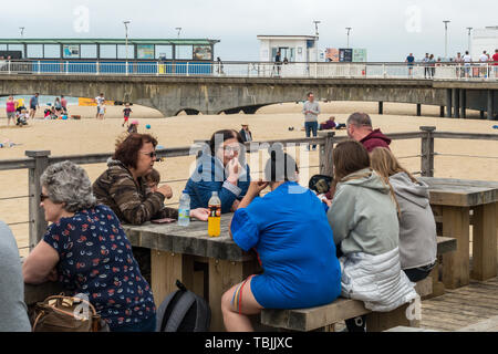 Bournemouth, Dorset, UK, 2 juin 2019. Un départ dans le sud de l'Angleterre ont fait en sorte que certains visiteurs à la plage étaient bien enveloppés dans des manteaux et des sweats à capuche. La prévision était de 29 degrés Celsius, mais a seulement atteint 20 degrés en milieu de matinée avec un vent frais. Credit : Mick Flynn/Alamy Live News Banque D'Images