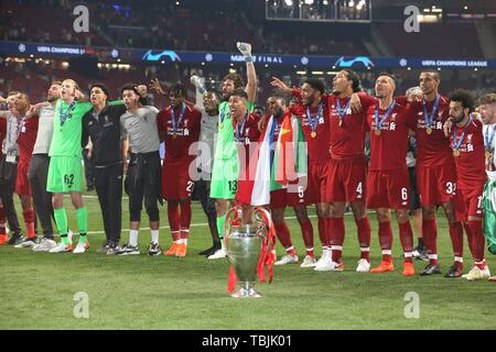 Madrid, Espagne. 01 Juin, 2019. firo : 01.06.2019 Football : Football, Ligue des Champions, Saison 2018/2019 CL, CHL, Final, Finale Finale Tottenham Hotspur - Liverpool FC 0 : 2 Cérémonie de remise des prix, la jubilation, la remise de la coupe, les gagnants de la Ligue des Champions 2019 Liverpool FC, podium, LIV Joel Matip, avec cuvette, jubilation, gestes, gestes, trophées, plus de 5 cinq joueurs, LIV Virgil van Dijk, LIV Mohamed Salah, l'utilisation dans le monde entier | Credit : dpa/Alamy Live News Banque D'Images