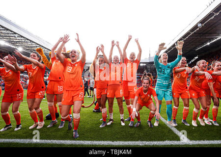 Eindhoven, Pays-Bas. 01 Juin, 2019. EINDHOVEN, 25-05-2019, Philips stadion, Pays-Bas - Australie Femmes (friendly), saison 2018/2019, Pays-Bas célébrer après le match Pays-bas - Australie Femmes (friendly). Credit : Pro Shots/Alamy Live News Banque D'Images