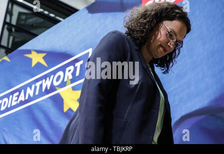 Berlin, Allemagne. 27 mai, 2019. Andrea Nahles, SPD chef fédéral et chef de faction, quitte le podium lors de la conférence de presse au siège du parti SPD. Parti SPD et chef de faction Nahles démissionne. Credit : Kay Nietfeld/dpa/Alamy Live News Banque D'Images