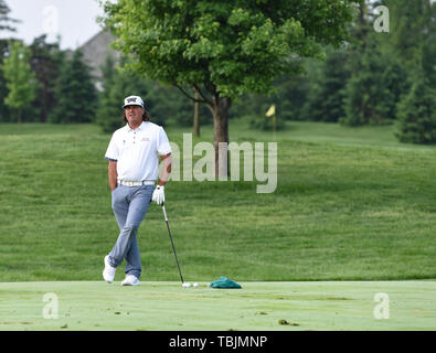 Dublin, OH, USA. 09Th Juin, 2019. Pat Perez de l'United States parle à son Caddy (non représenté) avant dernier tour jouer au tournoi Memorial Day 2019 présenté par Nationwide à Muirfield Village Golf Club à Dublin, OH. Austyn McFadden/CSM/Alamy Live News Banque D'Images