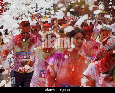 Kiev, Ukraine. 2 juin, 2019. Les participants prennent part à la ''Couleur'' de Kiev à Kiev, Ukraine, le 2 juin 2019. Depuis le premier événement dans l'United States en janvier 2012 La Color Run s'est depuis répandu à travers le monde laissant une traînée de couleur et heureux porteur. Crédit : Serg Glovny/ZUMA/Alamy Fil Live News Banque D'Images