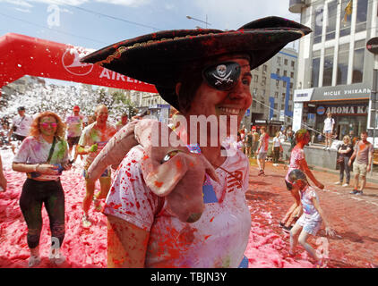 Kiev, Ukraine. 2 juin, 2019. Les participants prennent part à la ''Couleur'' de Kiev à Kiev, Ukraine, le 2 juin 2019. Depuis le premier événement dans l'United States en janvier 2012 La Color Run s'est depuis répandu à travers le monde laissant une traînée de couleur et heureux porteur. Crédit : Serg Glovny/ZUMA/Alamy Fil Live News Banque D'Images