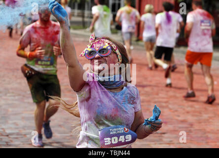 Kiev, Ukraine. 2 juin, 2019. Les participants prennent part à la ''Couleur'' de Kiev à Kiev, Ukraine, le 2 juin 2019. Depuis le premier événement dans l'United States en janvier 2012 La Color Run s'est depuis répandu à travers le monde laissant une traînée de couleur et heureux porteur. Crédit : Serg Glovny/ZUMA/Alamy Fil Live News Banque D'Images