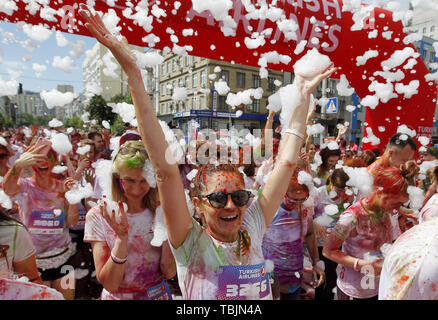 Kiev, Ukraine. 2 juin, 2019. Les participants prennent part à la ''Couleur'' de Kiev à Kiev, Ukraine, le 2 juin 2019. Depuis le premier événement dans l'United States en janvier 2012 La Color Run s'est depuis répandu à travers le monde laissant une traînée de couleur et heureux porteur. Crédit : Serg Glovny/ZUMA/Alamy Fil Live News Banque D'Images