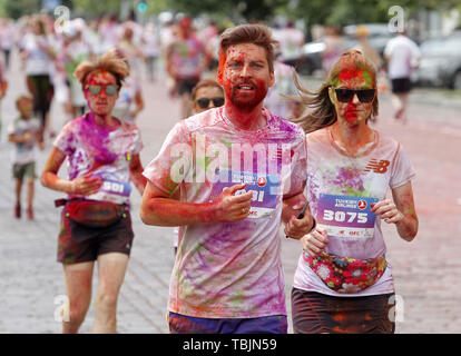 Kiev, Ukraine. 2 juin, 2019. Les participants prennent part à la ''Couleur'' de Kiev à Kiev, Ukraine, le 2 juin 2019. Depuis le premier événement dans l'United States en janvier 2012 La Color Run s'est depuis répandu à travers le monde laissant une traînée de couleur et heureux porteur. Crédit : Serg Glovny/ZUMA/Alamy Fil Live News Banque D'Images