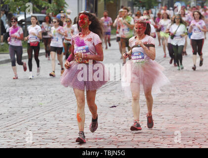 Kiev, Ukraine. 2 juin, 2019. Les participants prennent part à la ''Couleur'' de Kiev à Kiev, Ukraine, le 2 juin 2019. Depuis le premier événement dans l'United States en janvier 2012 La Color Run s'est depuis répandu à travers le monde laissant une traînée de couleur et heureux porteur. Crédit : Serg Glovny/ZUMA/Alamy Fil Live News Banque D'Images