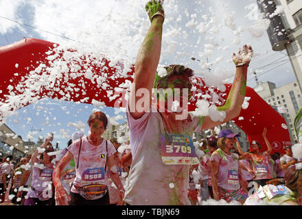 Kiev, Ukraine. 2 juin, 2019. Les participants prennent part à la ''Couleur'' de Kiev à Kiev, Ukraine, le 2 juin 2019. Depuis le premier événement dans l'United States en janvier 2012 La Color Run s'est depuis répandu à travers le monde laissant une traînée de couleur et heureux porteur. Crédit : Serg Glovny/ZUMA/Alamy Fil Live News Banque D'Images