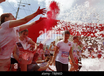 Kiev, Ukraine. 2 juin, 2019. Les participants prennent part à la ''Couleur'' de Kiev à Kiev, Ukraine, le 2 juin 2019. Depuis le premier événement dans l'United States en janvier 2012 La Color Run s'est depuis répandu à travers le monde laissant une traînée de couleur et heureux porteur. Crédit : Serg Glovny/ZUMA/Alamy Fil Live News Banque D'Images