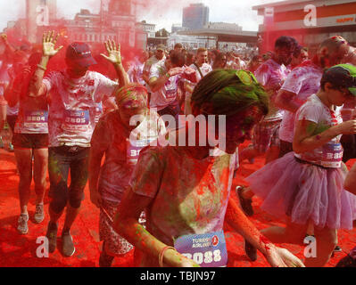 Kiev, Ukraine. 2 juin, 2019. Les participants prennent part à la ''Couleur'' de Kiev à Kiev, Ukraine, le 2 juin 2019. Depuis le premier événement dans l'United States en janvier 2012 La Color Run s'est depuis répandu à travers le monde laissant une traînée de couleur et heureux porteur. Crédit : Serg Glovny/ZUMA/Alamy Fil Live News Banque D'Images