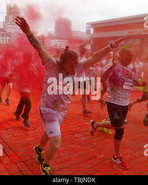 Kiev, Ukraine. 2 juin, 2019. Les participants prennent part à la ''Couleur'' de Kiev à Kiev, Ukraine, le 2 juin 2019. Depuis le premier événement dans l'United States en janvier 2012 La Color Run s'est depuis répandu à travers le monde laissant une traînée de couleur et heureux porteur. Crédit : Serg Glovny/ZUMA/Alamy Fil Live News Banque D'Images