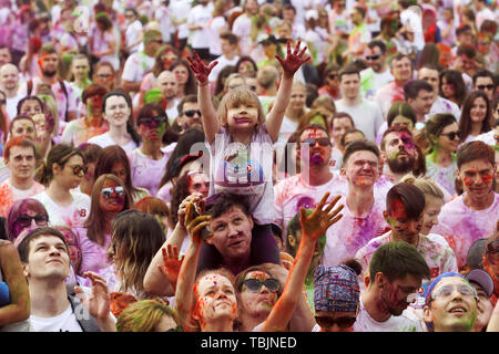 Kiev, Ukraine. 2 juin, 2019. Les participants prennent part à la ''Couleur'' de Kiev à Kiev, Ukraine, le 2 juin 2019. Depuis le premier événement dans l'United States en janvier 2012 La Color Run s'est depuis répandu à travers le monde laissant une traînée de couleur et heureux porteur. Crédit : Serg Glovny/ZUMA/Alamy Fil Live News Banque D'Images