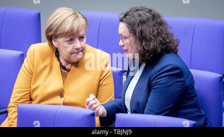 Berlin, Allemagne. 14Th Mar, 2019. La chancelière Angela Merkel (CDU) et l, Andrea Nahles, chef du parti parlementaire du SPD SPD et chef de parti, parler au cours de la session du Bundestag. Parti SPD et chef de faction Nahles démissionne. Credit : Kay Nietfeld/dpa/Alamy Live News Banque D'Images