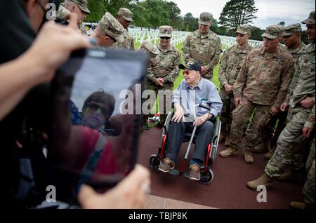 02 juin 2019, la France (France), Colleville-Sur-Mer : des soldats américains parlent de 98 ans, vétéran du jour Leonard Jindra au cimetière militaire. Le président américain se rend au cimetière. 06.06.2019 est le 75e anniversaire de le débarquement des troupes alliées en Normandie. Photo : Kay Nietfeld/dpa Banque D'Images