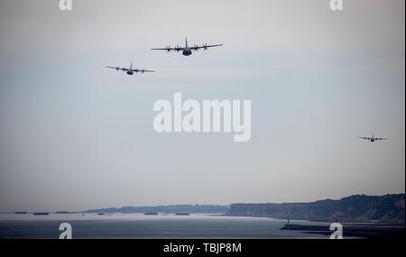 La France. 02 juin 2019, la France (France), Colleville-Sur-Mer : des avions de transport de l'US Air Force survolent l'or et l'Ohama Beach. Dans l'arrière-plan vous pouvez voir les vestiges de l'ancien port. Après le débarquement des troupes alliées dans la seconde guerre mondiale, l'un des deux ports artificiels Mulberry (B) a été construit au large de la côte de Arromanches-les-Bains, à travers lequel des troupes et du matériel ont été ramenées à terre. 06.06.2019 est le 75e anniversaire de le débarquement des troupes alliées en Normandie. Photo : Kay Nietfeld/dpa dpa : Crédit photo alliance/Alamy Live News Banque D'Images