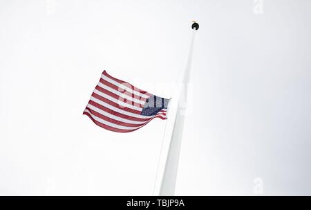 02 juin 2019, la France (France), Colleville-Sur-Mer : l'US-drapeau américain souffle en berne au-dessus du cimetière militaire dans le vent. Le Président américain visite le cimetière sur 06.06.2019, le 75e anniversaire du débarquement des troupes alliées en Normandie (D-Day). Photo : Kay Nietfeld/dpa Banque D'Images