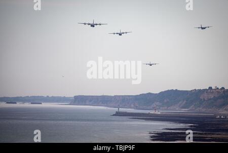 La France. 02 juin 2019, la France (France), Colleville-Sur-Mer : des avions de transport de l'US Air Force survolent l'or et l'Ohama Beach. Dans l'arrière-plan vous pouvez voir les vestiges de l'ancien port. Après le débarquement des troupes alliées dans la seconde guerre mondiale, l'un des deux ports artificiels Mulberry (B) a été construit au large de la côte de Arromanches-les-Bains, à travers lequel des troupes et du matériel ont été ramenées à terre. 06.06.2019 est le 75e anniversaire de le débarquement des troupes alliées en Normandie. Photo : Kay Nietfeld/dpa dpa : Crédit photo alliance/Alamy Live News Banque D'Images