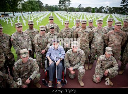 02 juin 2019, la France (France), Colleville-Sur-Mer : des soldats américains s'unir au cimetière militaire pour une photo avec 98 ans, vétéran du jour Leonard Jindra. Le président américain se rend au cimetière. 06.06.2019 est le 75e anniversaire de le débarquement des troupes alliées en Normandie. Photo : Kay Nietfeld/dpa Banque D'Images