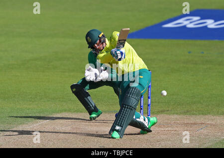 Londres, Angleterre. 02 juin 2019 : Rassie van der Dussen de Afrique du Sud frappe la balle pour quatre s'exécute au cours de l'Afrique du Sud v Le Bangladesh, l'ICC Cricket World Cup Match Kia, à l'ovale, Londres, Angleterre. Credit : European Sports Agence photographique/Alamy Live News Crédit : European Sports Agence photographique/Alamy Live News Crédit : European Sports Agence photographique/Alamy Live News Crédit : European Sports Agence photographique/Alamy Live News Banque D'Images