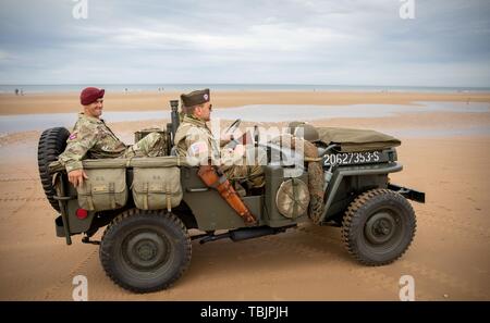 La France. 02 juin 2019, la France (France), Colleville-Sur-Mer : Les hommes de Slovénie conduire sur Omaha Beach dans leur jeep et historique NOUS JOINDRE uniforme. 06.06.2019 est le 75e anniversaire de le débarquement des troupes alliées en Normandie. Photo : Kay Nietfeld/dpa Banque D'Images