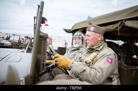 La France. 02 juin 2019, la France (France), Colleville-Sur-Mer : Les hommes de Slovénie conduire sur Omaha Beach dans leurs jeeps et historique NOUS JOINDRE uniformes. 06.06.2019 est le 75e anniversaire de le débarquement des troupes alliées en Normandie. Photo : Kay Nietfeld/dpa Banque D'Images