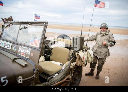 La France. 02 juin 2019, la France (France), Colleville-Sur-Mer : UN slovène en uniforme est debout à Omaha Beach par sa jeep. 06.06.2019 est le 75e anniversaire de le débarquement des troupes alliées en Normandie. Photo : Kay Nietfeld/dpa Banque D'Images