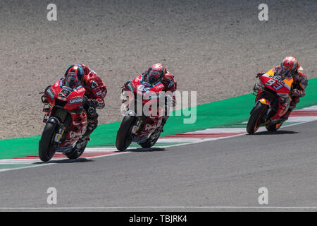 Mugello, en Italie. 2er juin 2019, le circuit du Mugello, Firenze, Florence, Italie, le MotoGP d'Italie, la Journée de la course ; Danilo Petrucci et Andrea Dovizioso (Ducati) et l'ivraie Mission Marquez (Repsol Honda Team) : Action de Crédit Plus Sport Images/Alamy Live News Banque D'Images