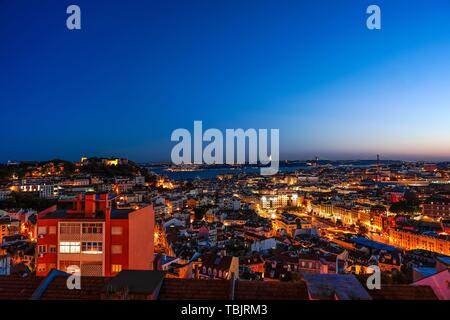 Lisbonne, Portugal. 13 mai, 2019. 13.05.2019, Lisbonne, capitale du Portugal sur la péninsule ibérique au printemps de 2019. Vue magnifique depuis le Miradouro da Nossa Senhora do Monte, la plate-forme d'observation surplombant les toits de la ville, les eaux de l'tage, sur le Ponte 25 de Abril (pont du 25 avril) et la statue du Christ (Cristo Rei). Utilisation dans le monde entier | Credit : dpa/Alamy Live News Banque D'Images