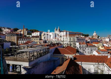 Lisbonne, Portugal. 14 mai, 2019. 14.05.2019, Lisbonne, capitale du Portugal sur la péninsule ibérique au printemps de 2019. Vue depuis le Largo Portas do Sol sur le toit de tuiles rouges de la ville. Dans l'arrière-plan l'église ou le monastère de São Vicente de Fora, une origine romane, Manuélin complexe de bâtiments sacrés à Lisbonne et à l'Igreja de Santa Engrácia, à l'église de la Sainte Engrácia, est une grande église Baroque du 17e siècle dans la Freguesia de São Vicente. Utilisation dans le monde entier | Credit : dpa/Alamy Live News Banque D'Images