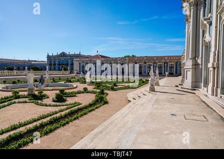 Lisbonne, Portugal. 15 mai, 2019. 15.05.2019, le Palácio Nacional de Queluz, Palácio de Queluz réel également, à l'allemand 'Palais National de Queluz', est l'un des plus grands complexes de palais Rococo de l'Europe. Il est situé dans la ville de Queluz, près de Lisbonne. Il est aussi connu sous le nom de "Versailles portugais'. Utilisation dans le monde entier | Credit : dpa/Alamy Live News Banque D'Images