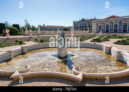 Lisbonne, Portugal. 15 mai, 2019. 15.05.2019, le Palácio Nacional de Queluz, Palácio de Queluz réel également, à l'allemand 'Palais National de Queluz', est l'un des plus grands complexes de palais Rococo de l'Europe. Il est situé dans la ville de Queluz, près de Lisbonne. Il est aussi connu sous le nom de "Versailles portugais'. Utilisation dans le monde entier | Credit : dpa/Alamy Live News Banque D'Images