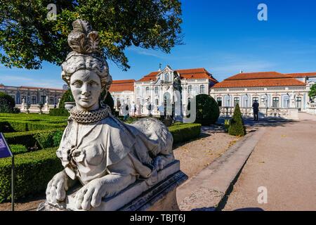 Lisbonne, Portugal. 15 mai, 2019. 15.05.2019, le Palácio Nacional de Queluz, Palácio de Queluz réel également, à l'allemand 'Palais National de Queluz', est l'un des plus grands complexes de palais Rococo de l'Europe. Il est situé dans la ville de Queluz, près de Lisbonne. Il est aussi connu sous le nom de "Versailles portugais'. Utilisation dans le monde entier | Credit : dpa/Alamy Live News Banque D'Images