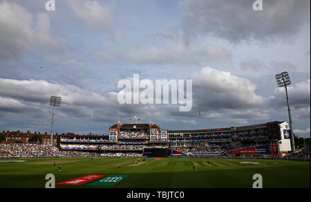 Londres, Angleterre. 02 juin 2019 : une vue générale de jouer avec le pavillon à l'arrière-plan pendant l'Afrique du Sud v Le Bangladesh, l'ICC Cricket World Cup Match Kia, à l'ovale, Londres, Angleterre. Credit : European Sports Agence photographique/Alamy Live News Banque D'Images