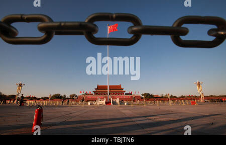 Beijing, Chine, Chine. 2 juin, 2019. Drapeau national de la Chine vole au-dessus de la place Tiananmen à Beijing. Credit : Todd Lee/ZUMA/Alamy Fil Live News Banque D'Images