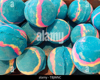 Bombes de bain en exposition dans un magasin - Beaucoup de belles couleurs vives et prêts à être déposés dans une baignoire Banque D'Images