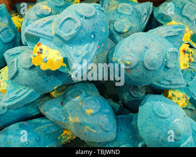 Bombes de bain en exposition dans un magasin - Beaucoup de belles couleurs vives et prêts à être déposés dans une baignoire Banque D'Images