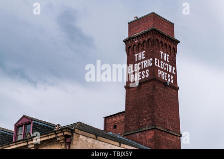 LEEDS, UK - 1ER JUIN 2019 : La Presse et cheminée électrique célèbre signe sur l'affichage dans la ville Banque D'Images