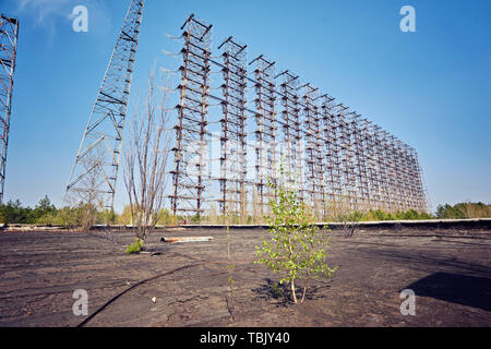 L'ancien système de radar militaire Duga en zone d'exclusion de Tchernobyl, l'Ukraine Banque D'Images