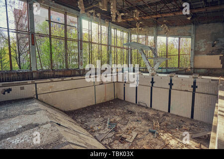 Ancienne piscine à Pripyat, la ville fantôme dans la zone d'exclusion de Tchernobyl qui a été créé après la catastrophe nucléaire Banque D'Images