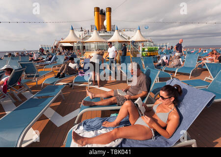 Les passagers des navires de croisière détente au soleil sur le pont supérieur Banque D'Images