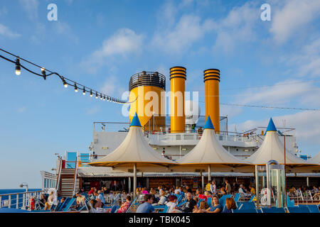 Les passagers des navires de croisière de détente au bar du pont supérieur. Banque D'Images