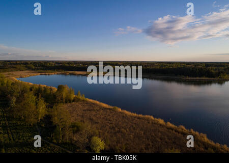 La belle nature et paysage photo de coucher du soleil à Katrineholm en Suède. Beau, calme et paisible soirée de printemps en Scandinavie. Photo prise avec drone. Banque D'Images