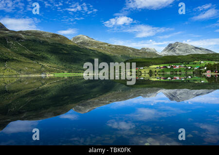 Paysage idyllique du lac Eidsvatnet Geirangerfjord près des montagnes et des villages reflète dans l'eau, Sunnmore, More og Romsdal (Norvège) Banque D'Images