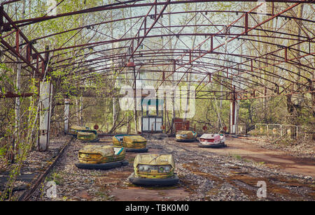 Pare-chocs des voitures abandonnées dans le parc d'attractions en ruine dans la ville de Pripyat, zone d'exclusion de Tchernobyl, en Ukraine, l'Europe de l'Est Banque D'Images