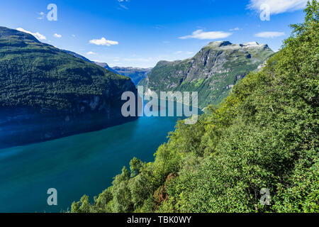 Eagle Bend au Geirangerfjord dans une journée ensoleillée vue forme Eagle Road viewpoint (Ornevegen), Sunnmore, More og Romsdal (Norvège) Banque D'Images